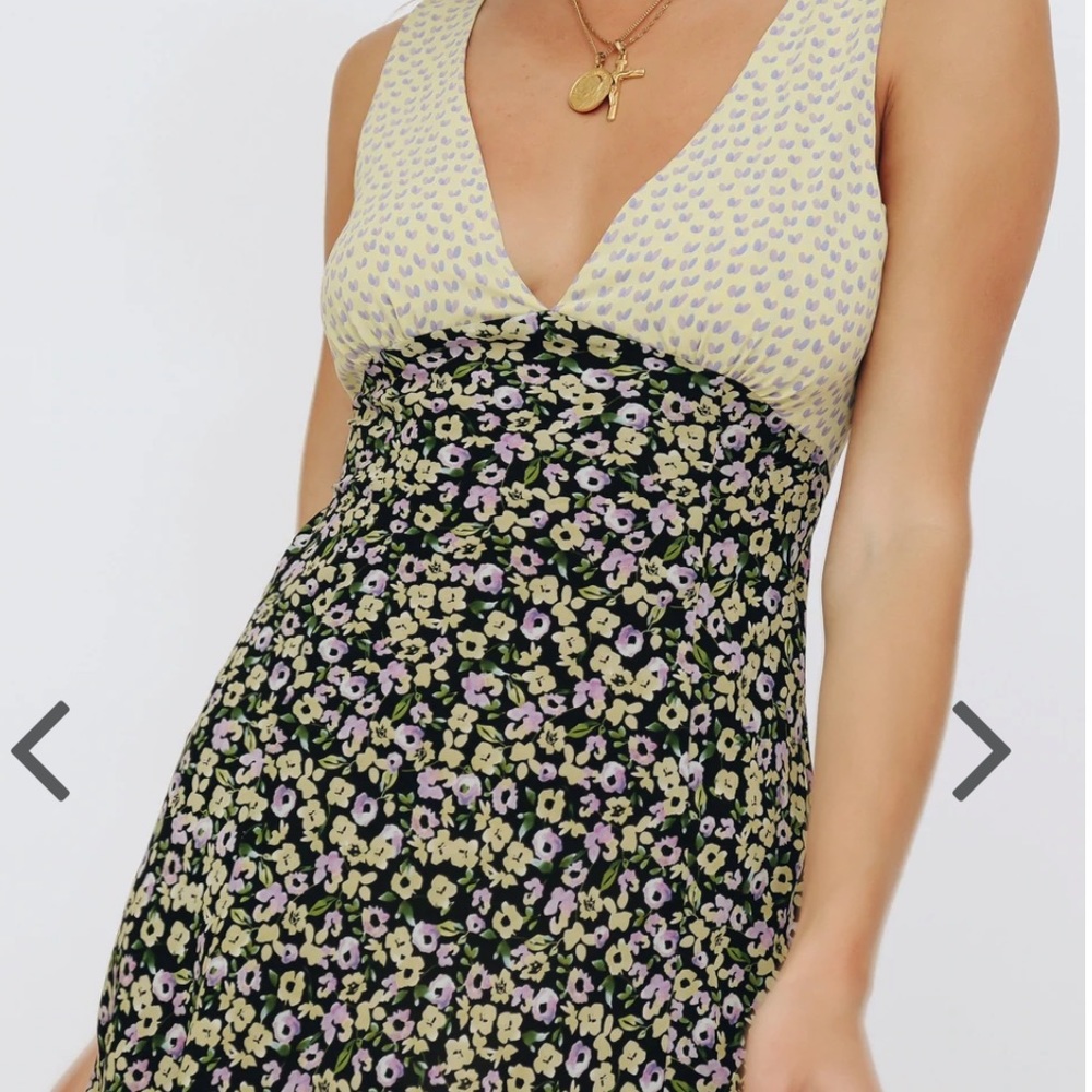 VERGE GIRL NWT v-neck floral dress🌼💚